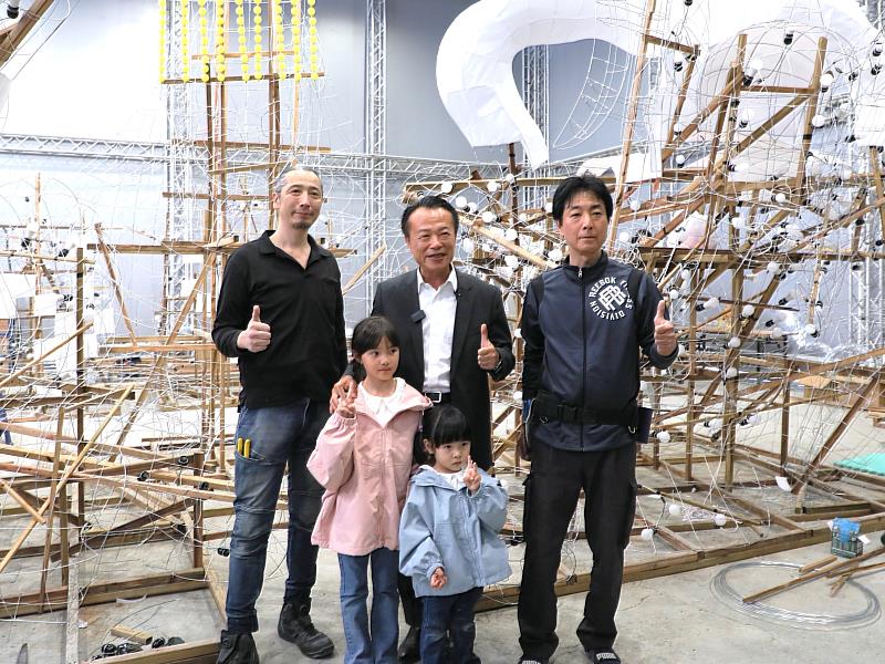 2026台灣燈會「青森睡魔抵嘉」，翁縣長與小朋友體驗製作巨型紙燈籠