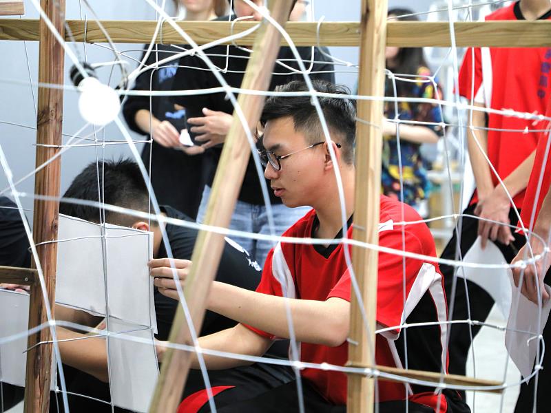 2026台灣燈會「青森睡魔抵嘉」，翁縣長與小朋友體驗製作巨型紙燈籠