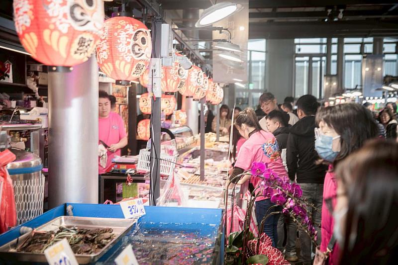 竹風漁市新鮮現撈漁獲買氣旺。