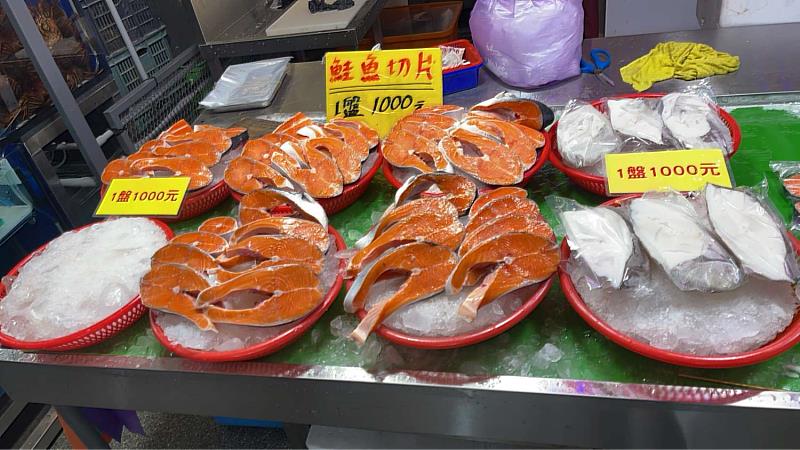 竹風漁市新鮮現撈漁獲買氣旺。