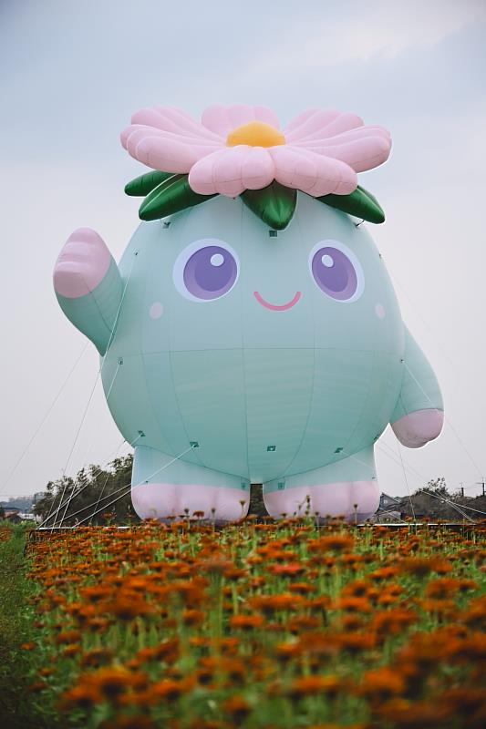 活動花區裝置藝術「花綿綿」首次亮相(美濃區公所提供)