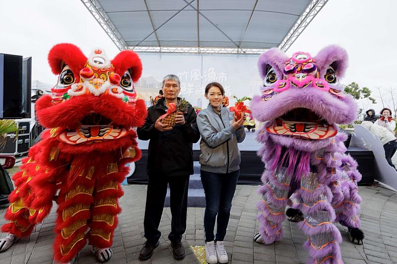 市長高虹安與新竹區漁會理事長彭木泉共同發紅包給舞獅隊喜氣開場。