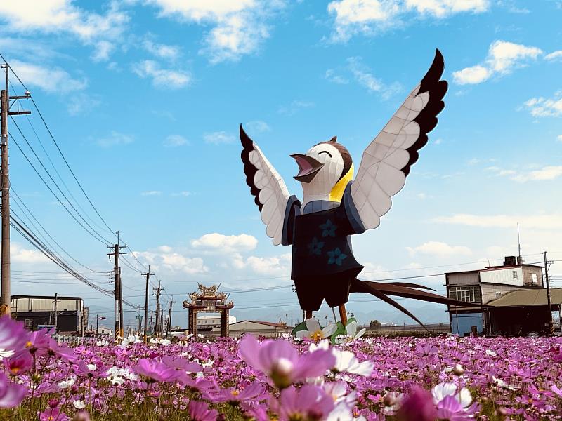 活動花區裝置藝術「雉勇伯」(美濃區公所提供)