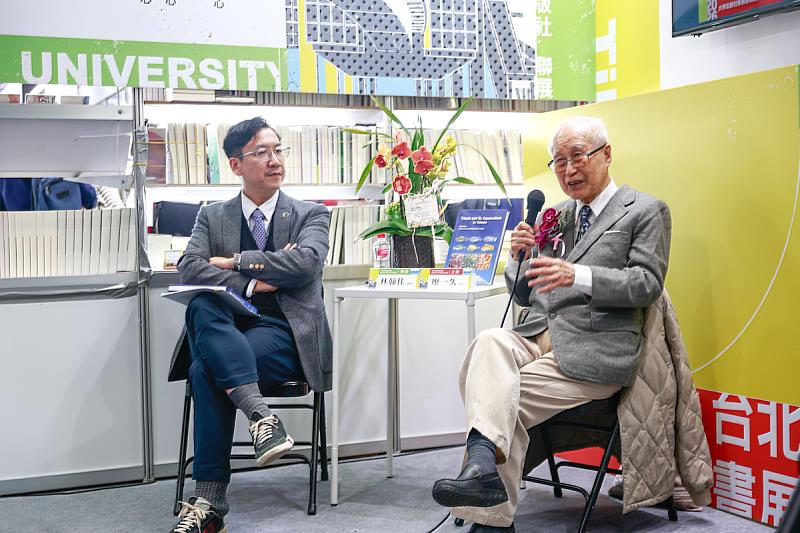 廖一久院士(右)與讀者們介紹吳郭魚專書的章節。(左為與談人海大林翰佳特聘教授)