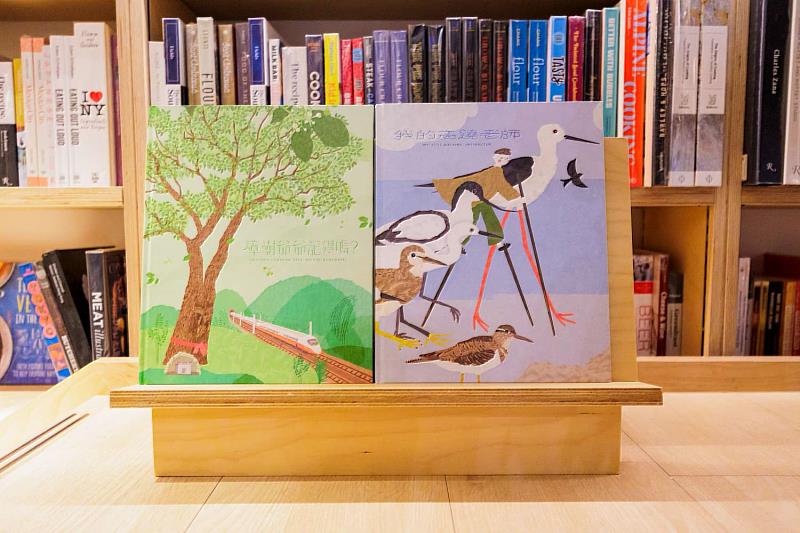 兒童客語繪本《我的高蹺老師》、《樟樹爺爺記得嗎》。