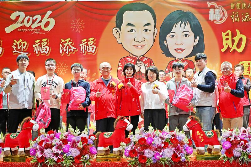 陳素月董市長與黃敏惠市長表揚扶助戶。