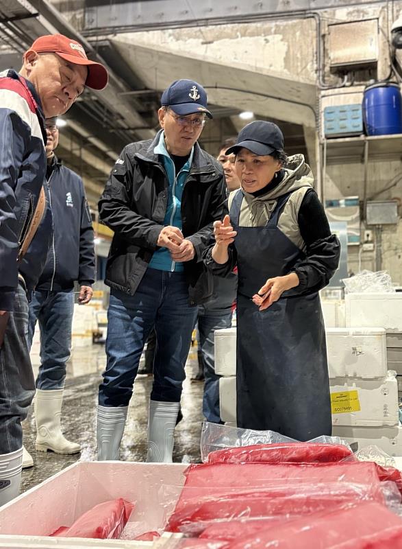 王茂城署長關心臺北魚市場年節前魚貨交易情形。