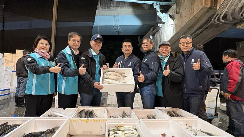 漁業署署長王茂城率漁業署同仁前往臺北魚市場，視察魚市場年節前魚貨交易情形。