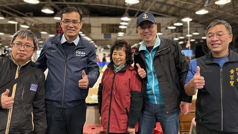 王茂城署長視察三重魚市場年節前魚貨交易情形並慰勞現場作業人員。