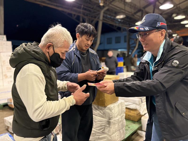 王茂城署長視察三重魚市場年節前魚貨交易情形及向魚市場攤商拜早年。