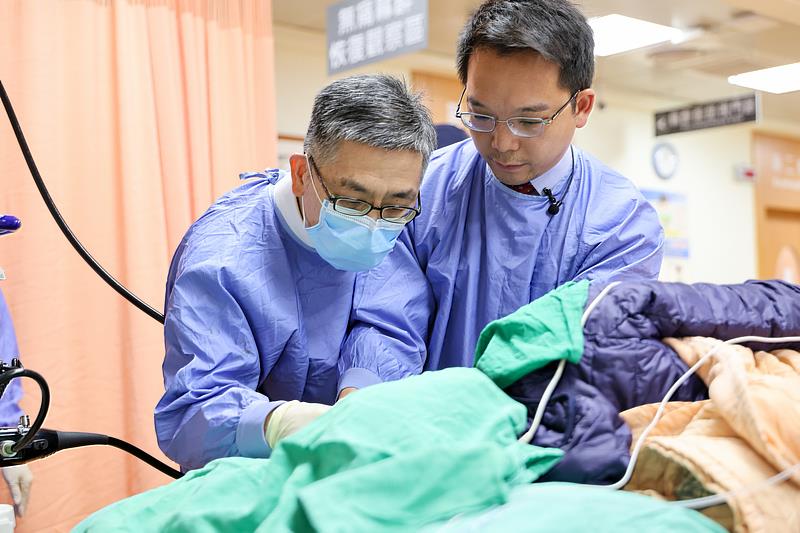 花蓮慈濟醫院消化系中心主任陳健麟醫師(左)與香港威爾斯親王醫院Marc Wong醫師討論Endoflip使用於吞嚥困難病人檢查的操作細節。(攝影/劉明繐)