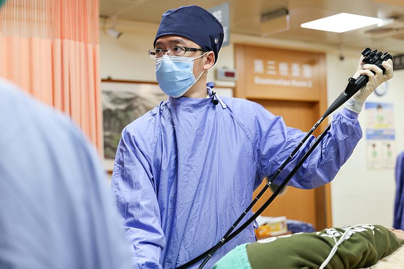 花蓮慈院胃腸神經與蠕動醫學科主任雷尉毅醫師示範第2場的操作演示。(攝影/劉明繐)