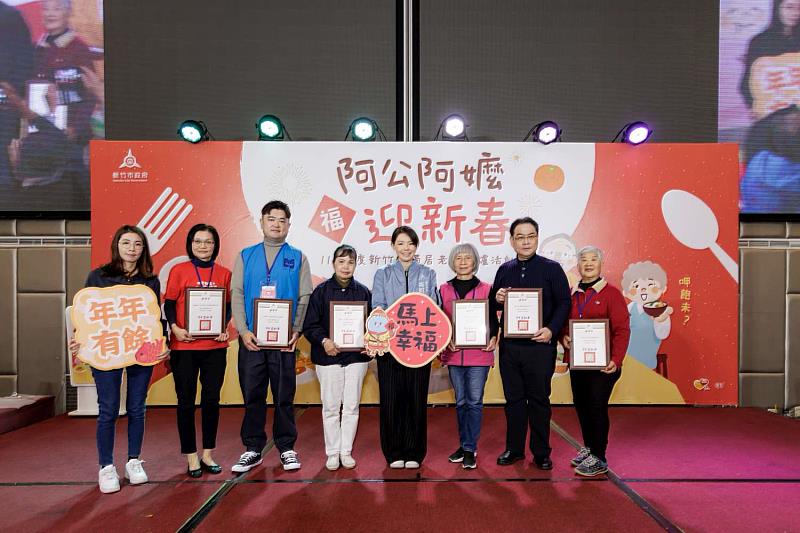 市長高虹安頒發感謝狀予志工團體，感謝志工長期投入關懷服務。