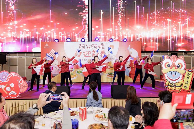 獨老圍爐活動中準備精彩表演及活動，讓長輩們溫暖過好年。