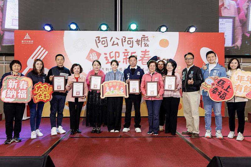 市長高虹安頒發感謝狀予捐贈年菜的善心單位。