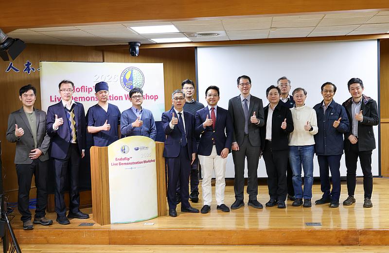 台灣胃腸神經與蠕動學會、花蓮慈濟醫院消化系中心合辦的「Endoflip Live Demonstration Workshop」，是台灣首次使用新型功能性管腔成像探頭Endoflip現場實況演示工作坊，全臺消化系專家齊聚一堂。左5為陳健麟主任，左6為香港的Marc Wang醫師。