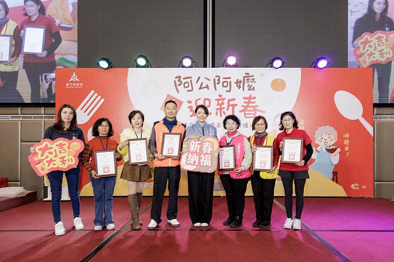 市長高虹安頒發感謝狀予志工團體，感謝志工長期投入關懷服務。