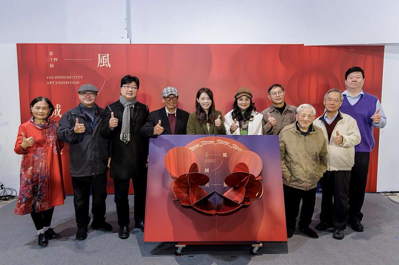 與會長官共同翻開帶有展覽視覺意象的立體書,象徵為第24屆風城美展揭開序幕。
