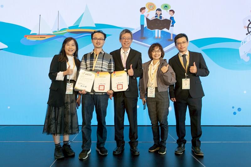 113年教育部推動數位學習績優徵選計畫，蘇漢哲老師榮獲績優領航教師、優良教案－自主學習組國中組特優。（由左至右為施淑娟院長、蘇漢哲老師、郭伯臣校長、吳慧珉所長、楊智為教授）