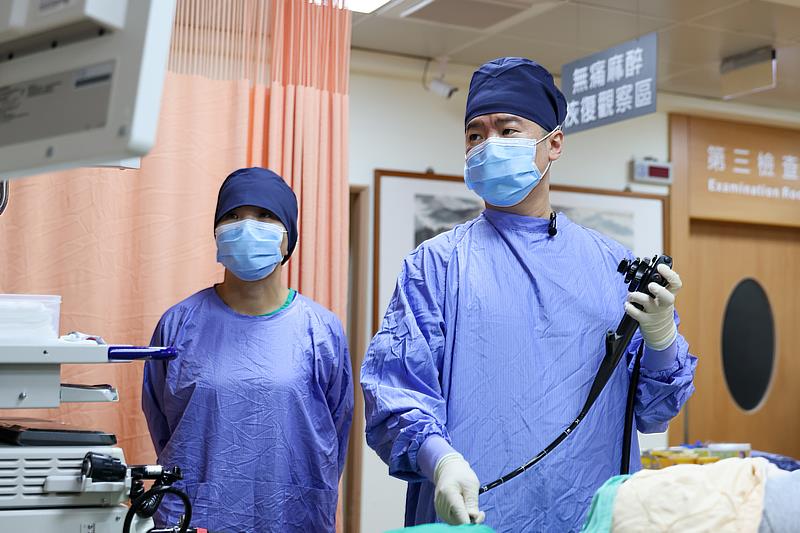 花蓮慈院內視鏡進階治療科主任簡錫淵示範胃食道逆流病患的Endoflip檢查。（攝影/劉明繐）