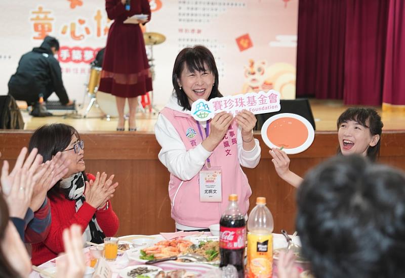 尤姵文董事長感性致辭，感謝各界愛心成就「童心協力」圍爐20載，並承諾基金會將以邁向服務一甲子的堅定力量，持續永續深耕、陪伴新住民家庭前行。