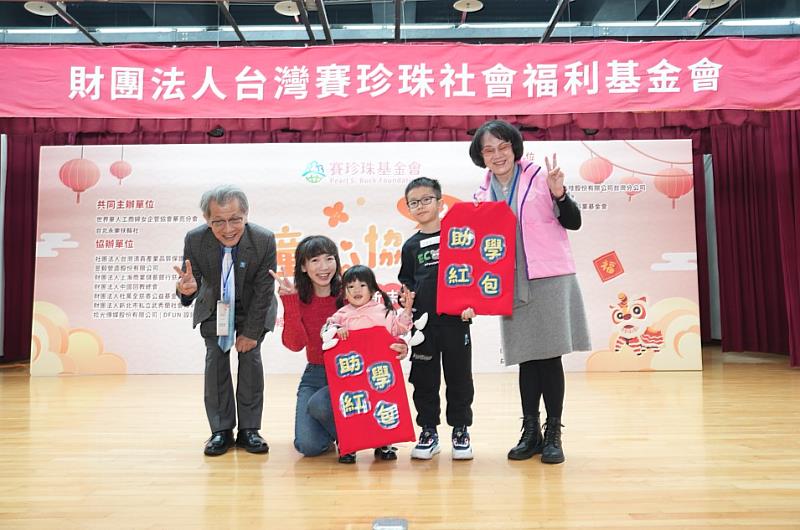 世界華人工商婦女企管協會華亮分會會長吳貴妹（右）、台北永樂扶輪社社長徐信文（左），與婦幼公益大使尹崇恩（中）共同頒贈助學紅包，透過實質支持勉勵新二代學子，在圍爐寒冬中傳遞暖心祝福。