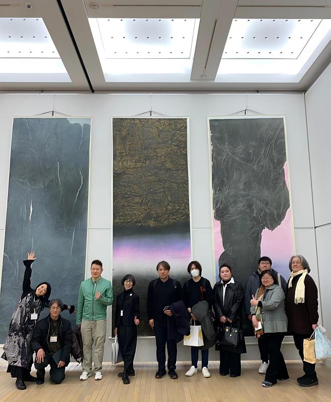 左起：日本NAU成員針谷智子、日本NAU事務局局長橋谷勇慈、日本NAU運營委員TOKYO Takashi、日本NAU成員YUKIKO、日本NAU台灣首位成員王穆提與台灣藝術家李佳玲、廖純沂眷屬等人。