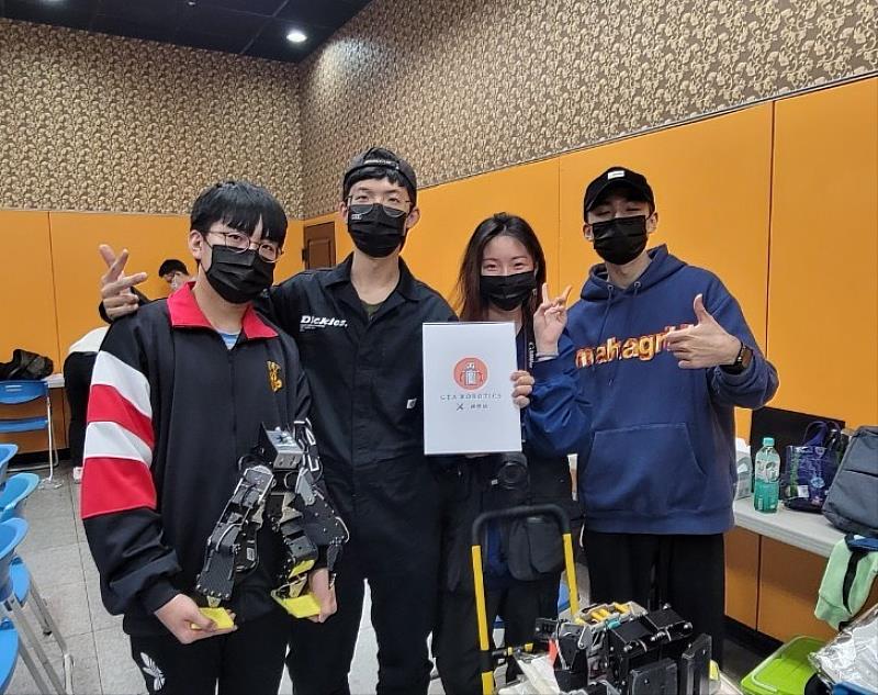 全國二足機器人競賽是林睿杰（左1）的第一場比賽，即獲得佳績。