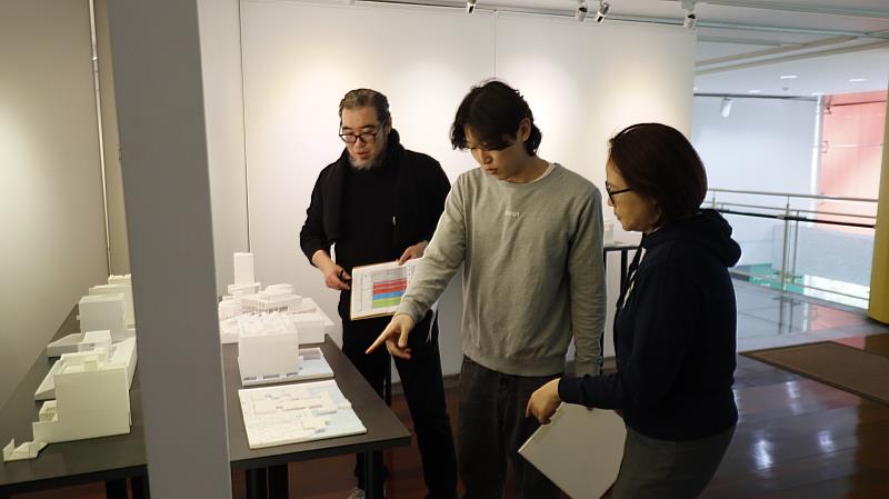 建築系柯純融主任(右1)、駱又誠助理教授(左1)與學生進行建築模型展示與空間規劃。(圖/淡江大學提供)