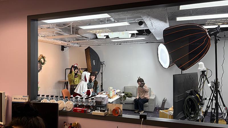 中國文化大學廣告學系攜手TutorABC Shop，將直播電商實務導入課程，帶領學生在校園中體驗真實產業操作。