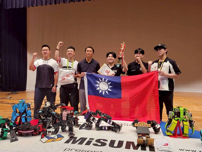 林睿杰(右2)榮獲第4名,並同時獲得日本工業零組件大廠Misumi頒發的「Misumi 特別賞」。