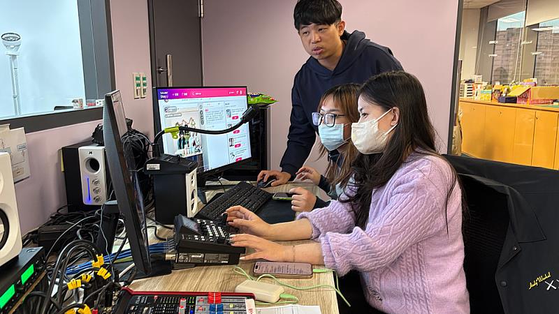 課程強調全流程媒體操盤,學生於直播後進行數據分析與成效檢討,培養數據驅動行銷思維。