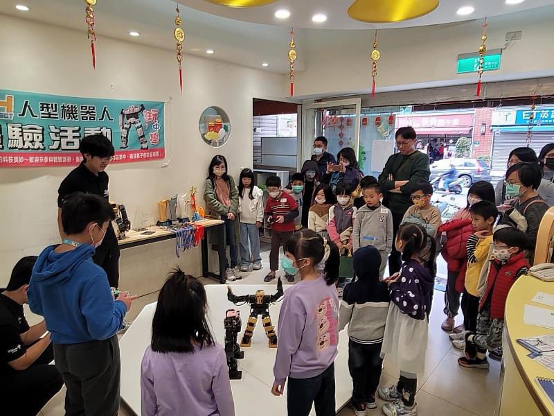 林睿杰與民間教育機構合作,讓更多小朋友接觸機器人。