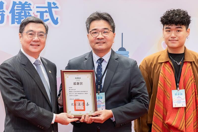 行政院卓榮泰院長頒獎予東華大學，由林俊瑩學務長代表領獎。