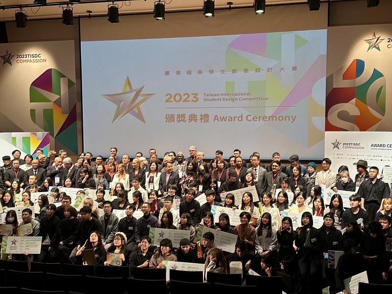 林磐聳教授2023年主持「臺灣國際學生創意設計大賽TISDC」，於頒獎典禮與來自全世界各設計組織代表及獲獎學生合影。