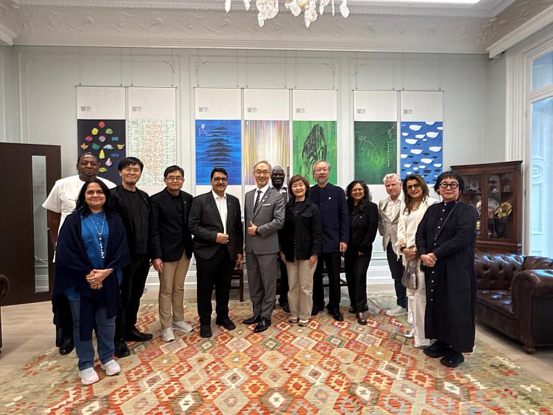 林磐聳教授策劃「2025歐洲臺灣文化年」英國展覽，於駐英國台北代表處與來自全球知名設計師合影。