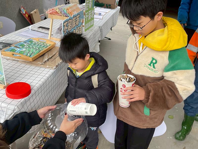 學生撿菸蒂成果。