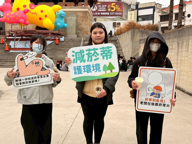 學生撿菸蒂成果。