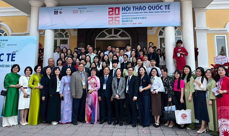 隨著越南經濟與教育環境穩定發展，台越合作關係持續深化，圖為文藻外語大學參與越南姊妹校校慶。