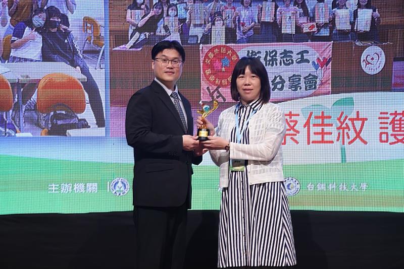 文藻外大學務處衛保組蔡佳紋護理師（右）獲得「大專校院傑出學務人員獎」，由教育部教育部朱俊彰次長（左）頒獎。