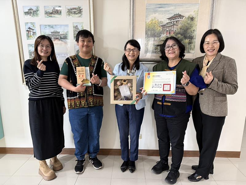 文藻莊慧玲校長(中)表揚鄺呂軍(左2)優異表現,陳郁君學務長(右1)、原住民族學生資源中心張純華主任(右2)、陳玉如老師(左1)陪同出席。