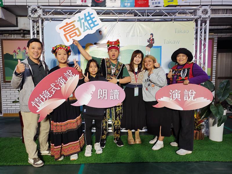 文藻外大鄺呂軍（左4）奪114年全國語文競賽萬山魯凱語高中組朗讀特優。