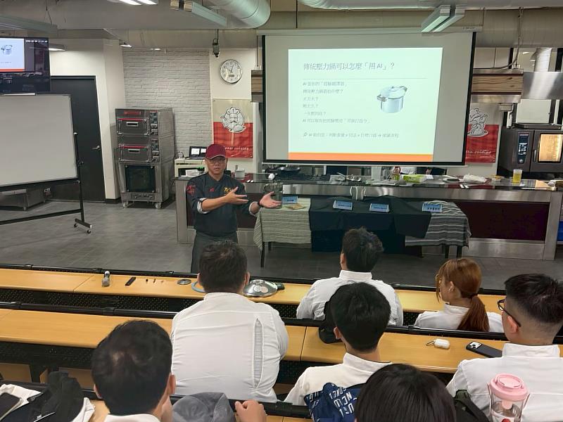 志斌食品葉宗奇總監示範智慧設備料理製作。