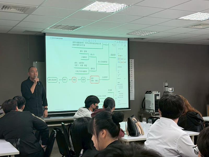 有趣酒業陳正穎創辦人分享智慧設備蒸餾與萃取。