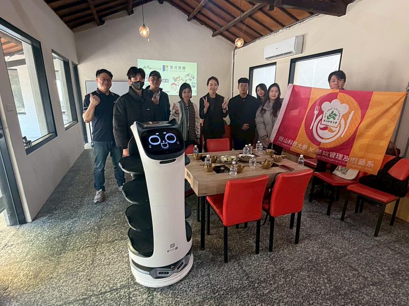 師生團隊至季河資訊進行智慧餐飲設備研習。