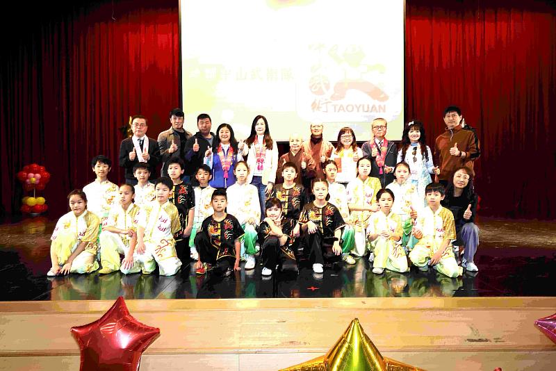 中山國小在靈鷲山桃園區普仁獎頒獎典禮中表演武術，校長蔡淑華上台合影。（圖由靈鷲山佛教教團提供）