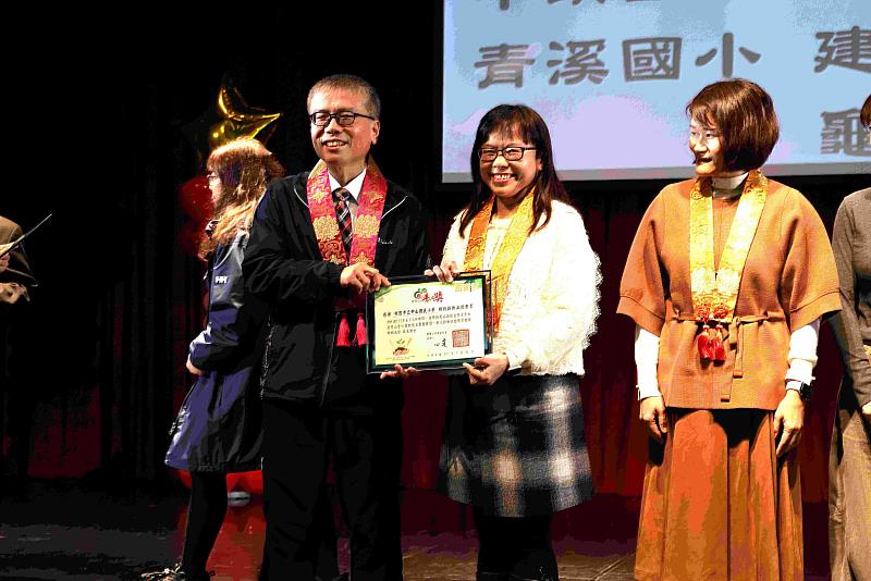 中山國小獲「推動品德教育楷模」,校長蔡淑華開心領獎。(圖由靈鷲山佛教教團提供)