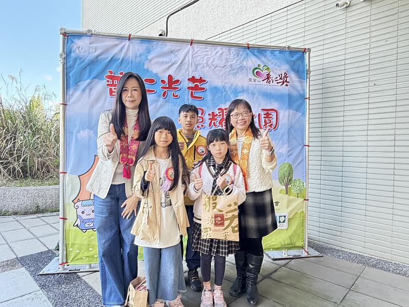 中山國小校長蔡淑華（右）、獲普仁獎的學子與中山國小校友、立委萬美玲分享喜悅。（圖由靈鷲山佛教教團提供）