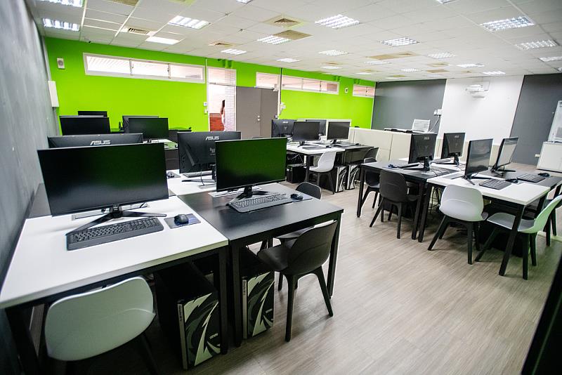 長榮大學資設院建置「合頂石教室」，為學生提供進行AI、電腦視覺、大數據及智慧物聯網等深度學習環境。