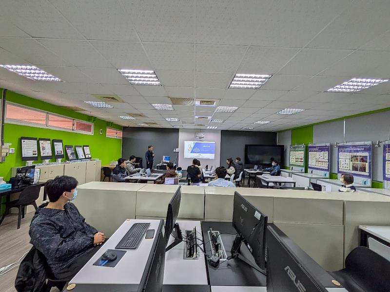 長榮大學資設院建置「合頂石教室」,為學生提供進行AI、電腦視覺、大數據及智慧物聯網等深度學習環境。